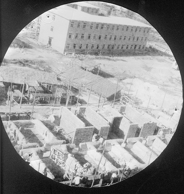 7、1970年醫(yī)務(wù)人員配合基建工人用16天時間完成干打壘病房.jpg