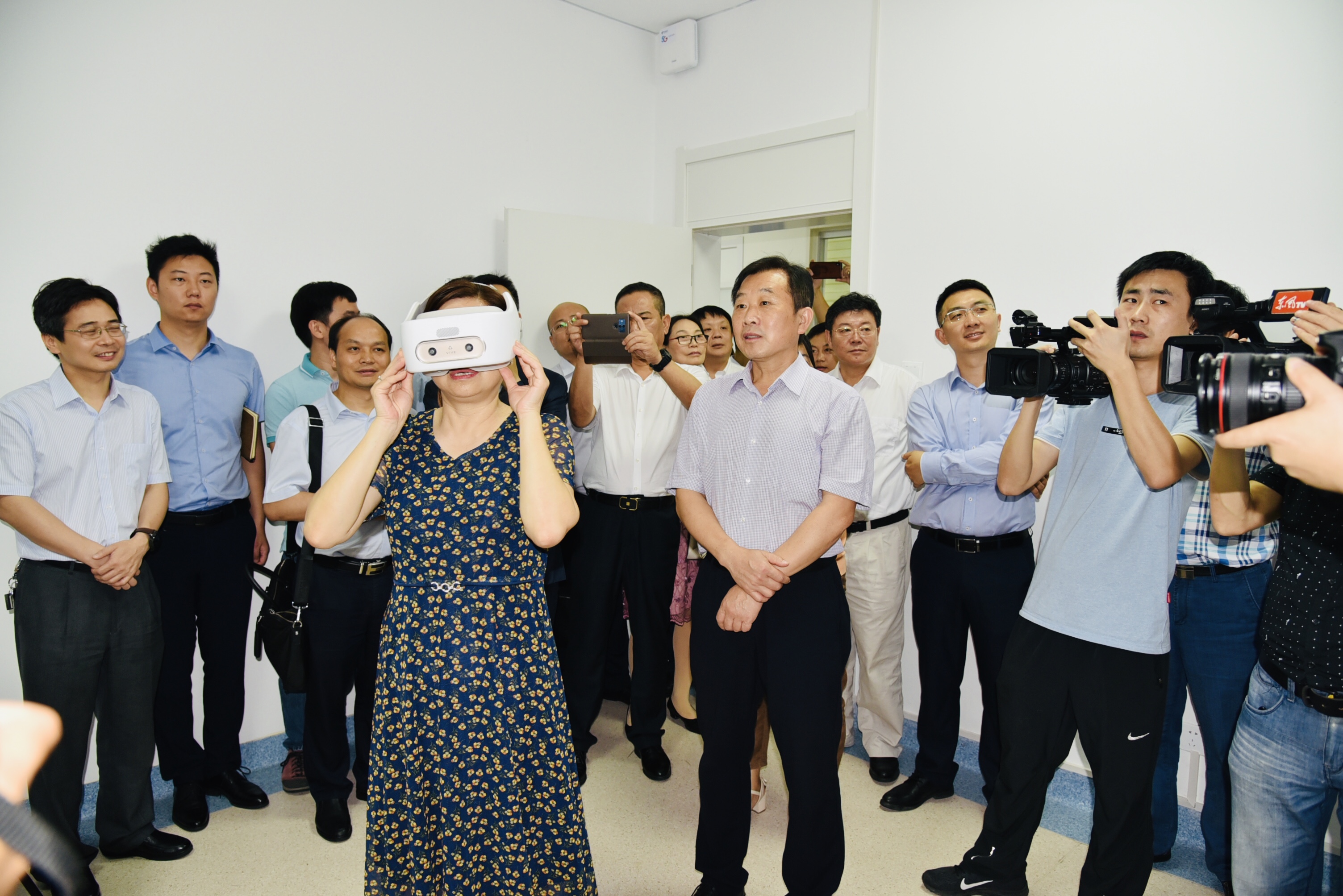 與會領(lǐng)導(dǎo)和媒體朋友現(xiàn)場感受5G+VR技術(shù)遠(yuǎn)程手術(shù)場景.jpg