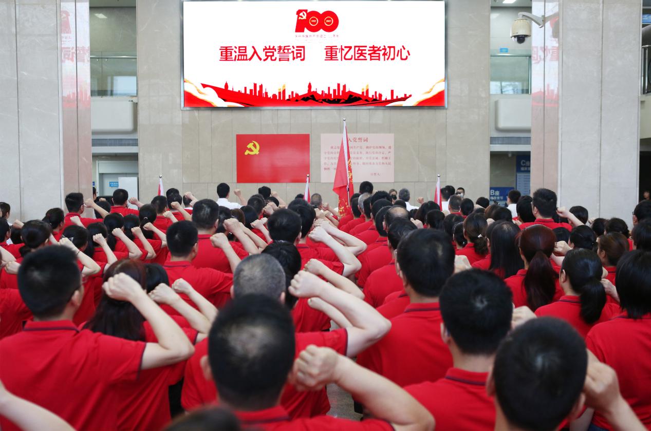 7月1日，國(guó)藥東風(fēng)總醫(yī)院全體黨員重溫入黨誓詞。張啟國(guó)攝 (14)